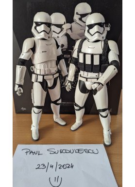 First Order Stormtroopers Set (Star Wars: The Force Awakens Hot Toys Sixth Scale Figure) - USED